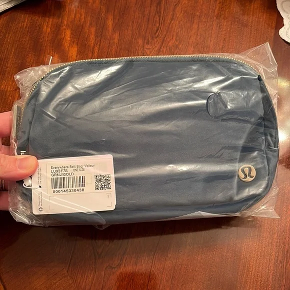 FIRM! lululemon athletica Everywhere Belt Bag Velour 1L (Teal/Turquoise) - Picture 8 of 13